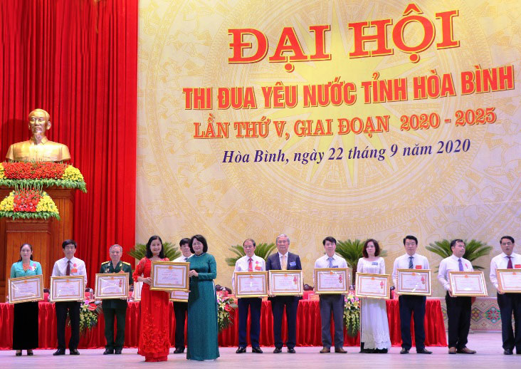 Phó Chủ tịch nước dự Đại hội thi đua yêu nước tỉnh Hòa Bình