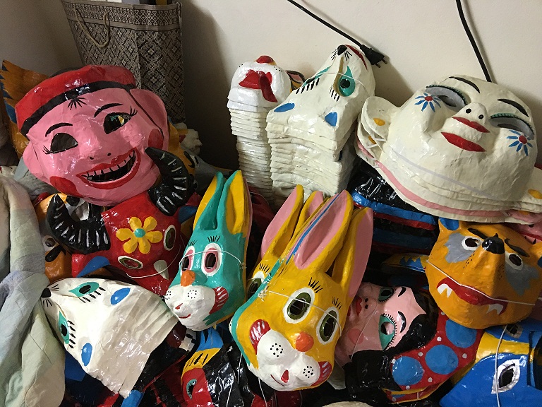 Người giữ nghề truyền thống mặt nạ giấy bồi