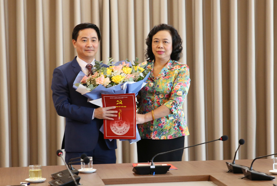 Ban Thường vụ Thành ủy Hà Nội trao quyết định về công tác cán bộ