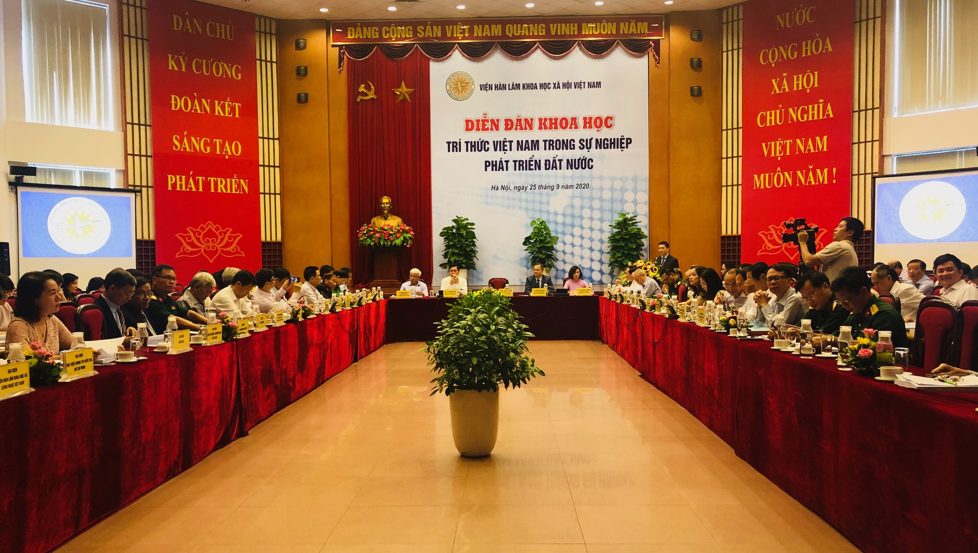 Trí thức Việt Nam trong sự nghiệp phát triển đất nước