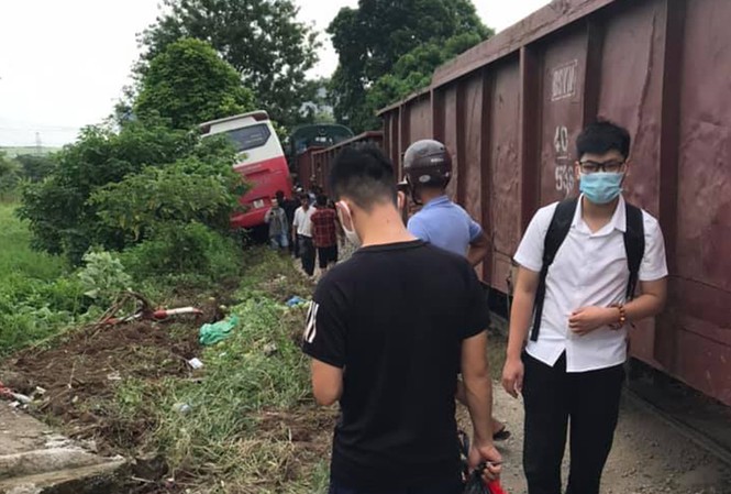 Tàu hỏa đâm trúng xe khách 45 chỗ chở học sinh
