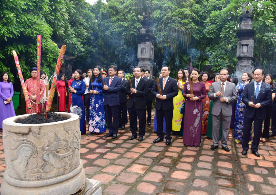 Dâng hương tưởng niệm các bậc tiên đế tại Cố đô Hoa Lư và cụm di tích lịch sử Đền Đô