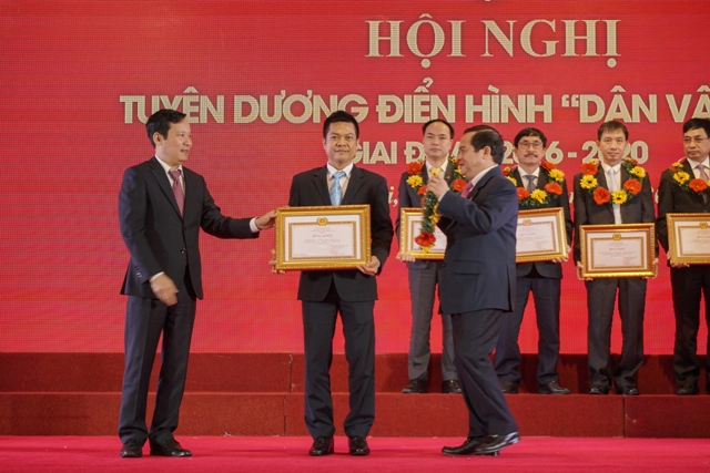 Thủ lĩnh dân vận khéo”