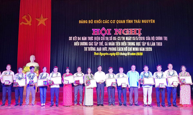 Khen thưởng 43 tập thể, cá nhân tiêu biểu học và làm theo Bác
