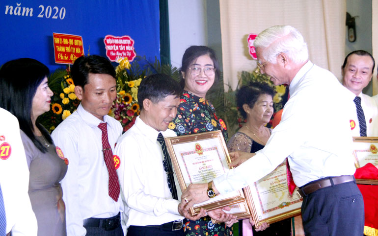 Thực hiện hiệu quả phong trào thi đua gắn với học và làm theo Bác
