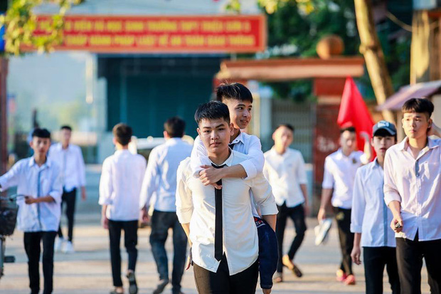 Đại học Y Thái Bình sẵn sàng miễn học phí cho cậu học trò 10 năm cõng bạn