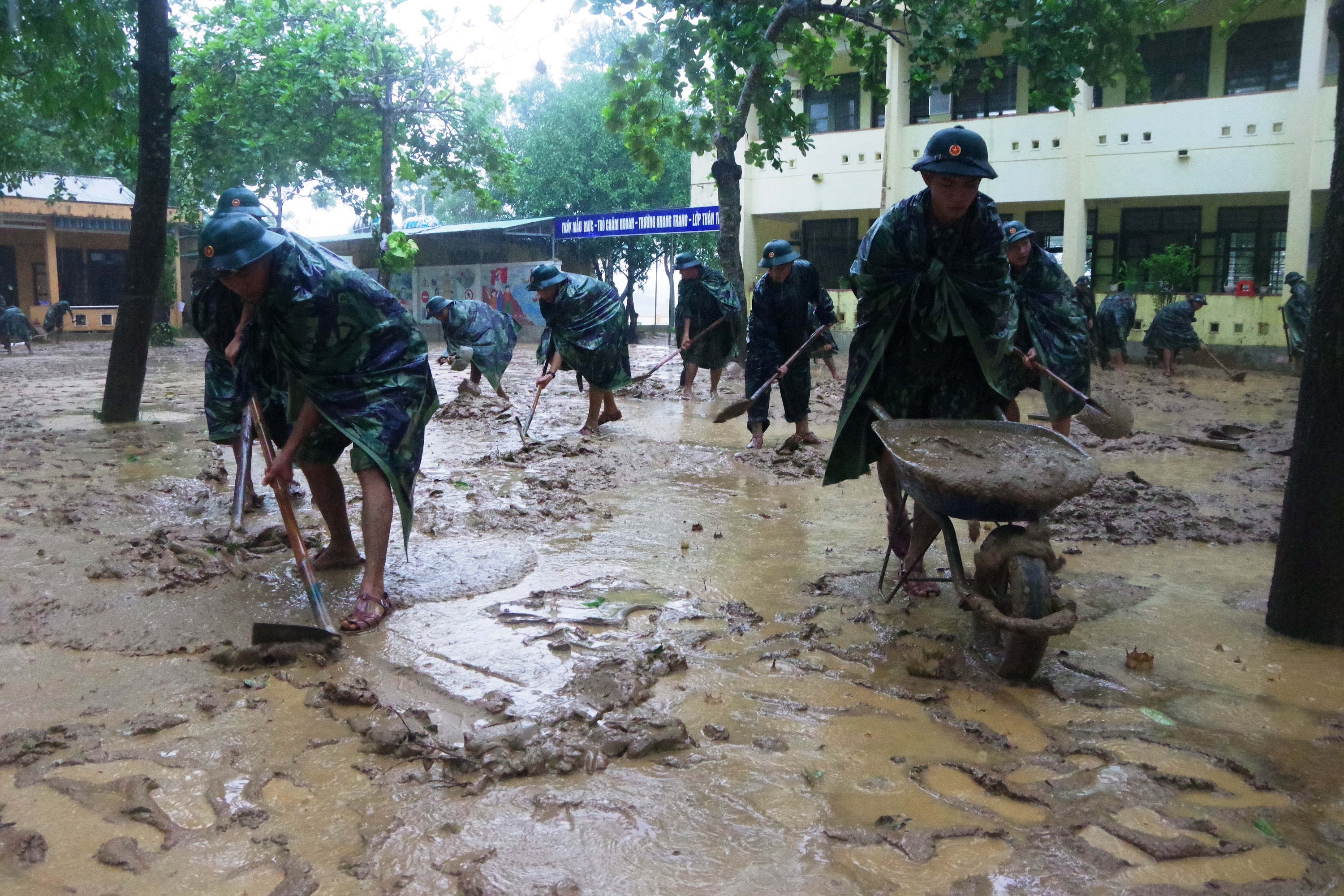 Cán bộ, chiến sĩ Sư đoàn 968 nỗ lực giúp nhân dân vùng ngập lũ