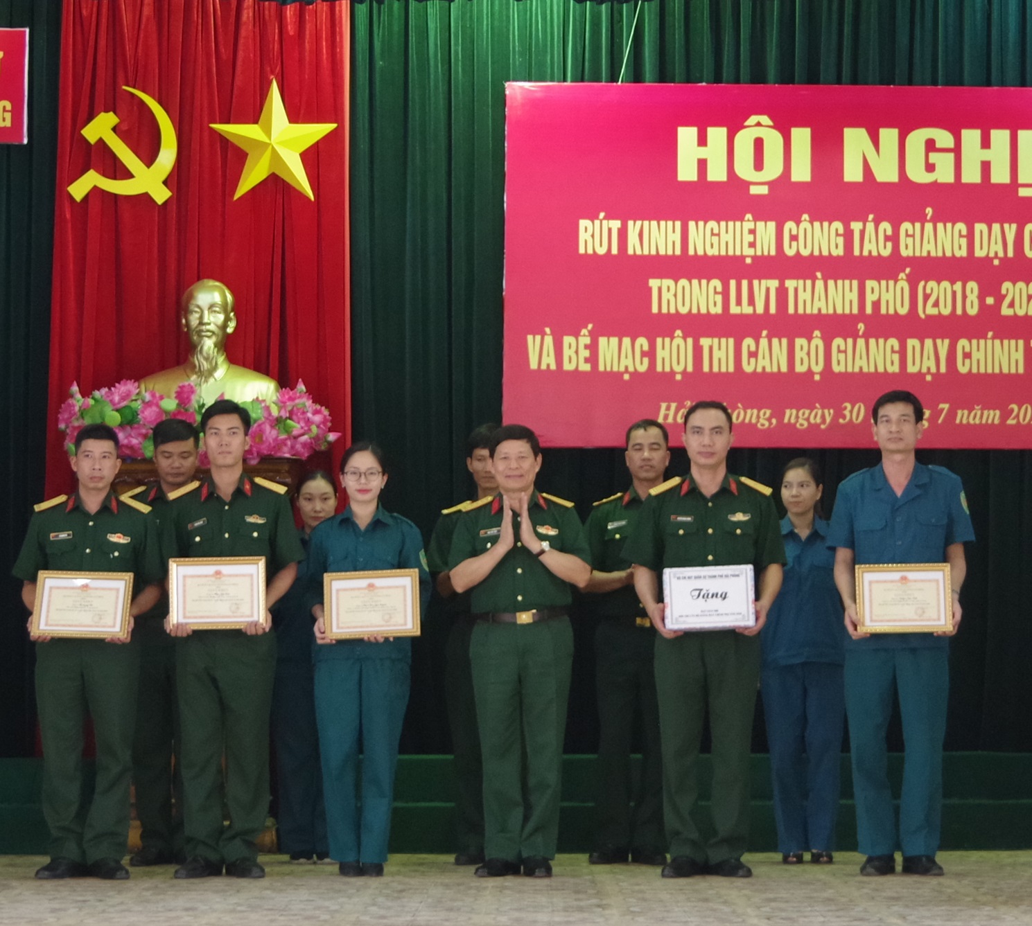 Cán bộ chính trị gương mẫu, trách nhiệm