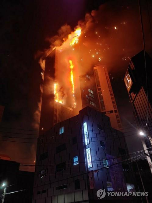 Hàn Quốc Cháy lớn ở chung cư 33 tầng