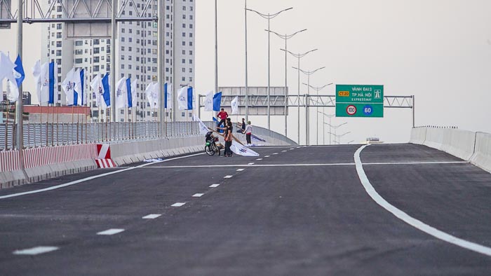 Trước ngày thông xe cầu cạn 5 nghìn tỷ có tốc độ 100km h