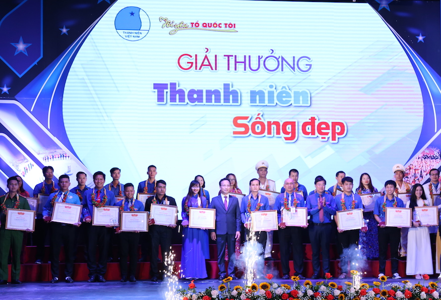 84 thanh niên tiêu biểu nhận giải thưởng “15 tháng 10” và “Thanh niên sống đẹp”