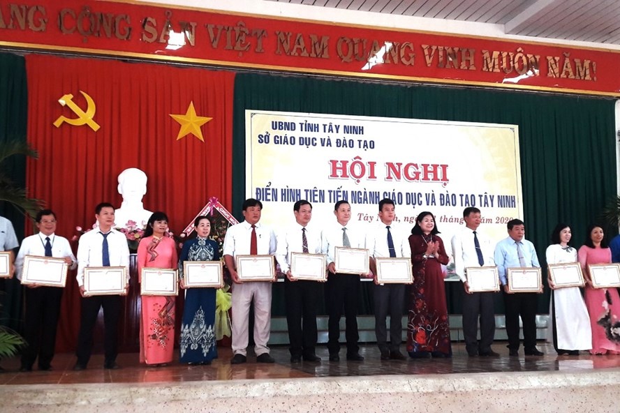 Đẩy mạnh các phong trào thi đua theo tư tưởng Hồ Chí Minh