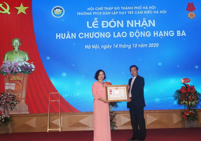 Trường PTCS Dân lập Dạy trẻ câm điếc Hà Nội nhận Huân chương Lao động hạng ba lần thứ hai