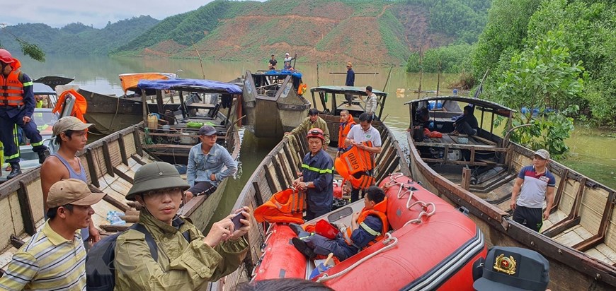 Giải cứu được 19 người từ Rào Trăng 4, đưa thi thể đầu tiên ra ngoài