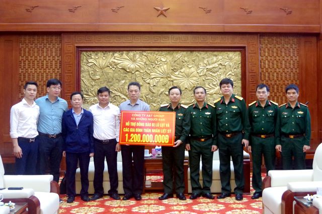 Tiếp nhận hỗ trợ đồng bào bị lũ lụt, thân nhân liệt sĩ
