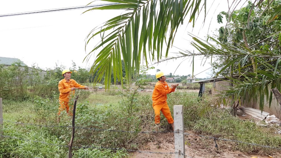 Thêm 54 000 khách hàng miền Trung mất điện do mưa ngập trên diện rộng