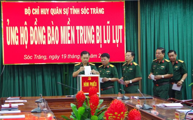 Bộ CHQS tỉnh Sóc Trăng ủng hộ đồng bào miền Trung gần 200 triệu đồng