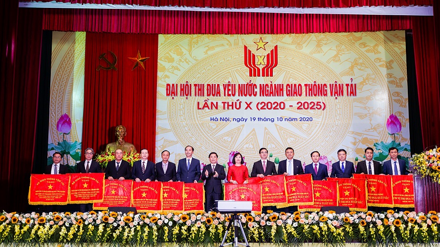 Tiếp tục đẩy mạnh phong trào thi đua yêu nước trong ngành Giao thông vận tải