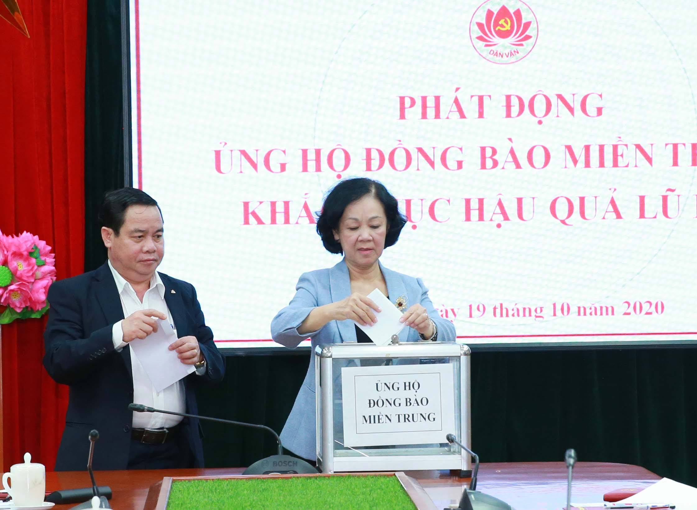 Ủng hộ đồng bào bị thiệt hại do lũ lụt ở các tỉnh miền Trung