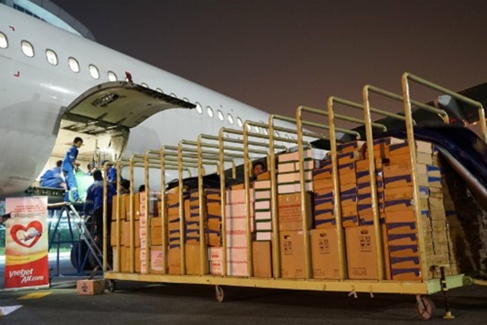 Vietjet miễn phí vận chuyển hàng hóa cứu trợ tới vùng lũ miền Trung