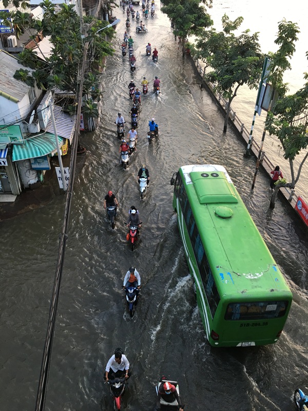 TP Hồ Chí Minh Triều cường dâng cao ngập nhiều tuyến đường