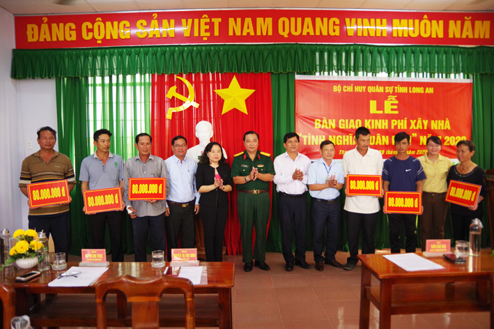 Tiếp nhận hỗ trợ kinh phí xây dựng nhà tình nghĩa quân dân