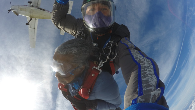 Màn nhảy dù “để đời” của cụ bà 102 tuổi