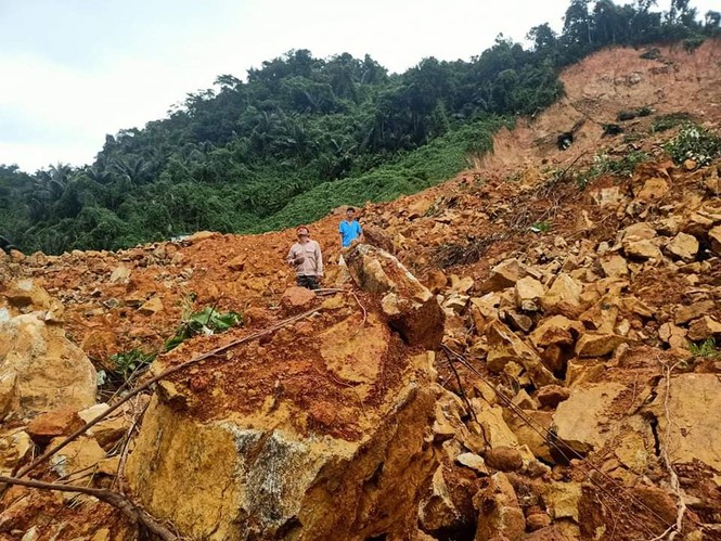 Nổ mìn phá đá nặng 20 tấn, quyết thông đường lên Rào Trăng 3