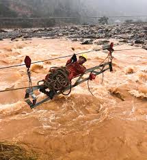 Canh lũ giữ an toàn điện cho dân
