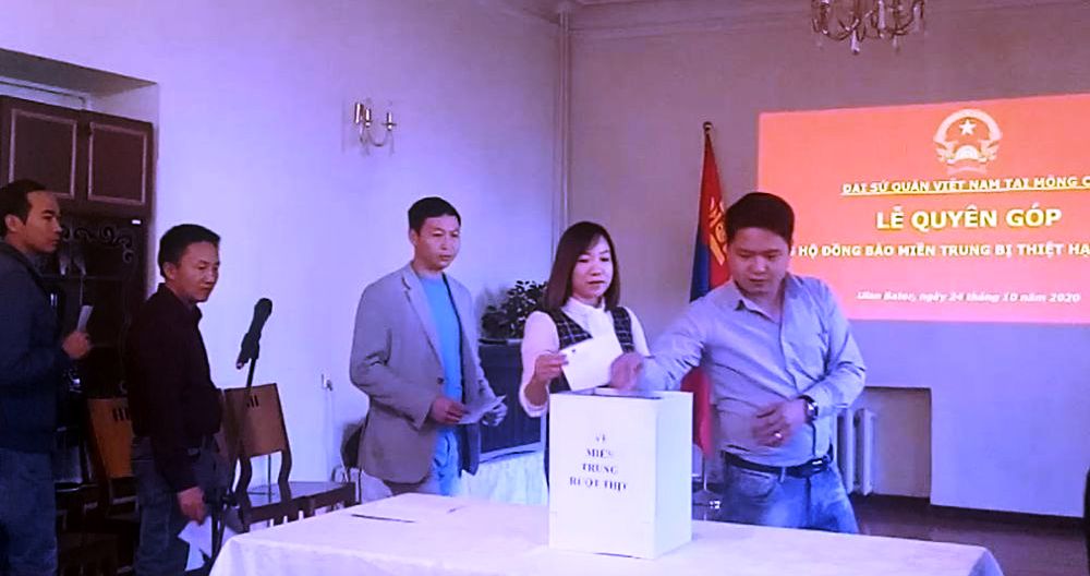 Cộng đồng người Việt tại Anh và Mông Cổ chia sẻ khó khăn với đồng bào miền Trung bị lũ lụt