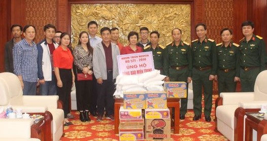 Nhóm thiện nguyện HQ 571 - 2014 ủng hộ người dân vùng lũ