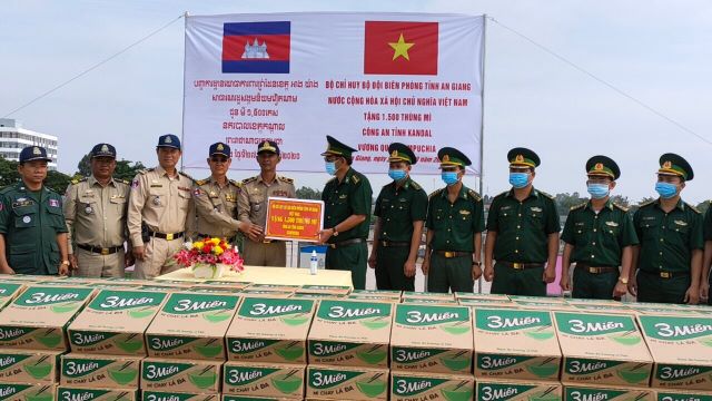 Hỗ trợ hai tỉnh Takeo, Kandal Campuchia bị ảnh hưởng bởi mưa lũ