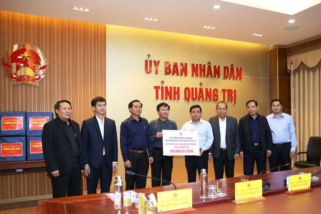 Bộ trưởng Bộ Kế hoạch và Đầu tư thăm hỏi, động viên bà con nhân dân bị bão lũ tại miền Trung