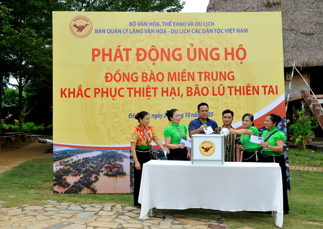 Đồng bào các dân tộc hướng về miền Trung yêu thương