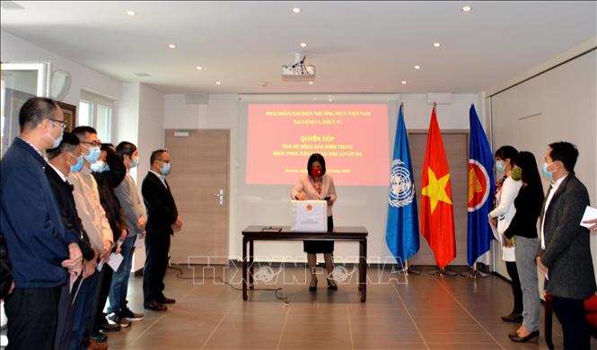 Phái đoàn Việt Nam tại Geneva quyên góp ủng hộ miền Trung