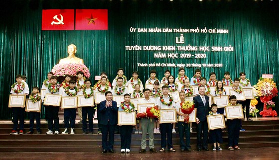 Thành phố Hồ Chí Minh tuyên dương gần 1 000 bông hoa tươi thắm học giỏi