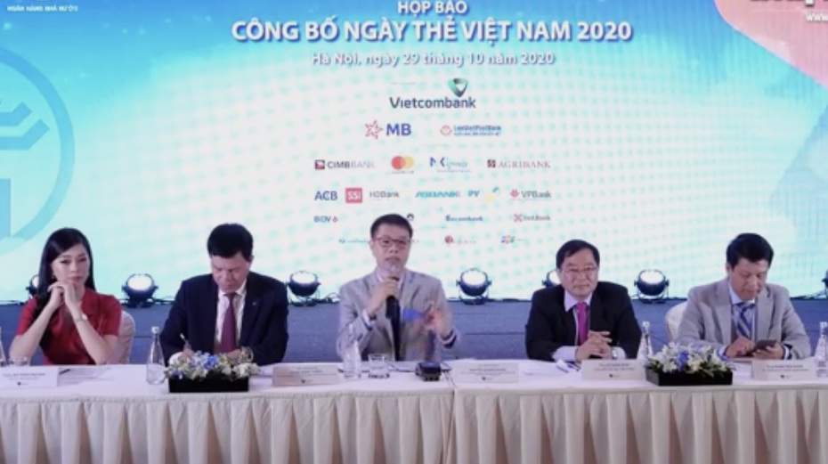 Khuyến khích khách hàng trẻ sử dụng thẻ trong giao dịch thanh toán