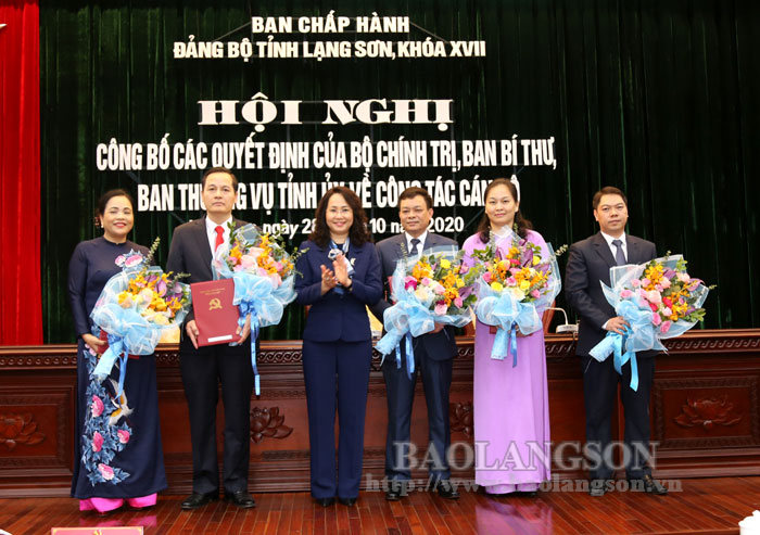 Công bố các quyết định về công tác cán bộ