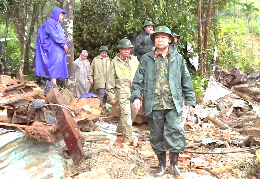 Tư lệnh Quân khu 5 kiểm tra công tác cứu hộ tại xã Trà Leng