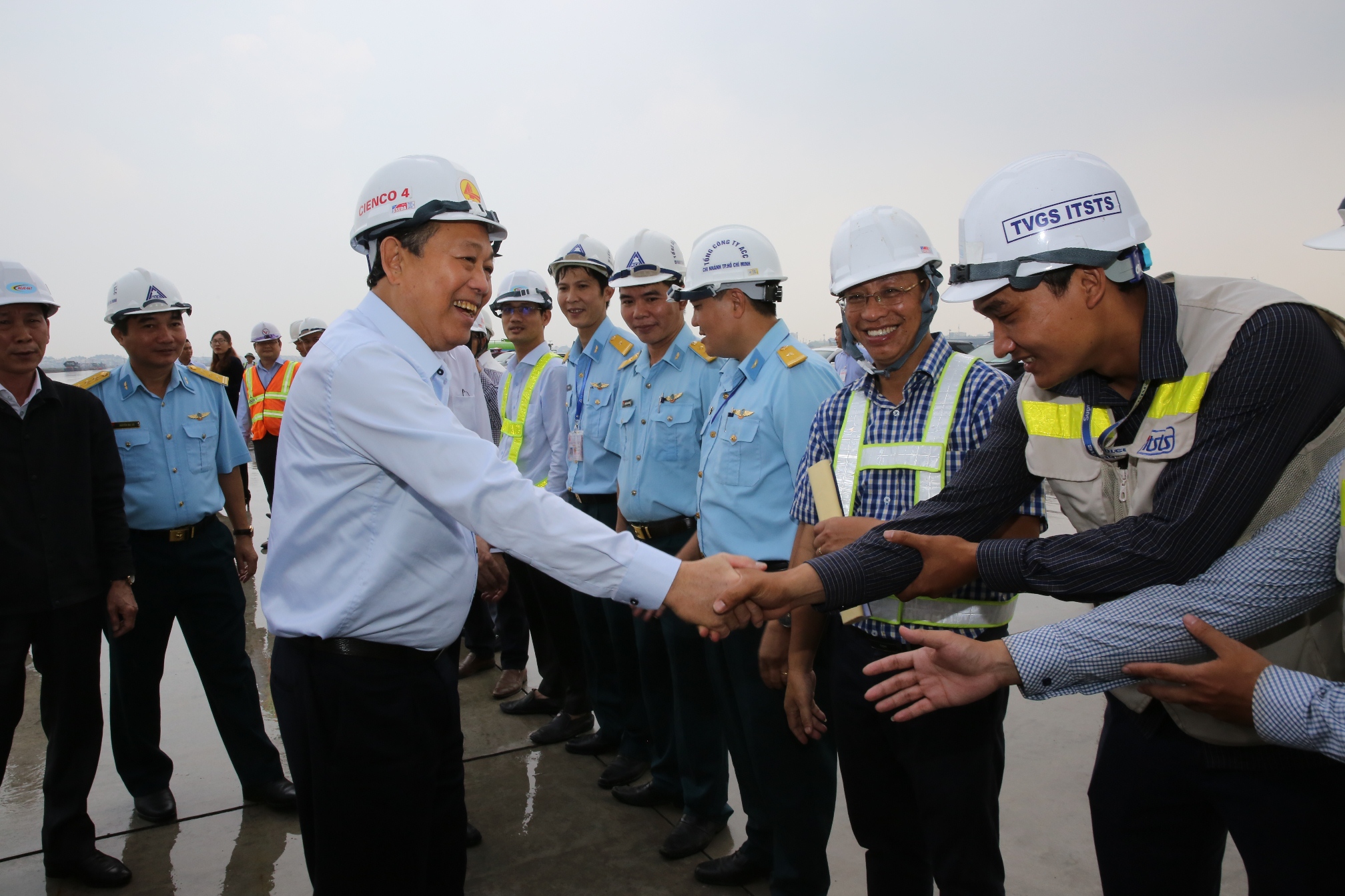 Phó Thủ tướng Thường trực Trương Hòa Bình kiểm tra dự án nâng cấp đường băng Sân bay Tân Sơn Nhất