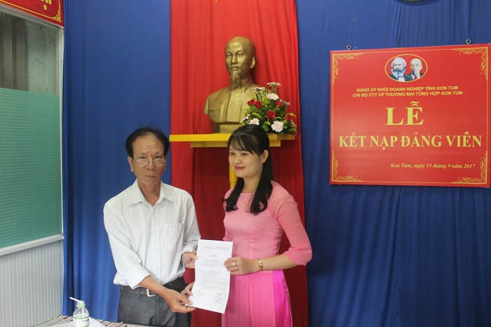 Kon Tum chú trọng phát triển đảng viên trong doanh nghiệp