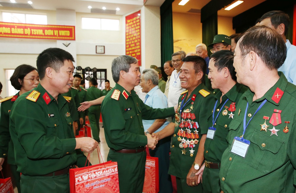 Gặp mặt Đoàn đại biểu người có công với cách mạng tỉnh Bình Dương