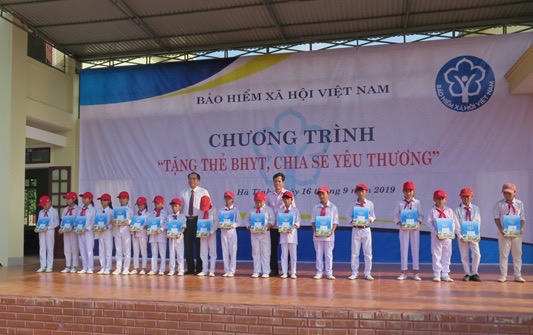 Giúp người nghèo, người khó khăn được tham gia bảo hiểm y tế