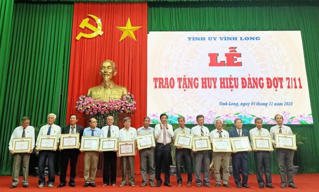 Vĩnh Long 158 đảng viên nhận huy hiệu Đảng