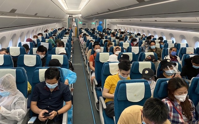 Đưa gần 290 công dân Việt Nam từ Malaysia về nước