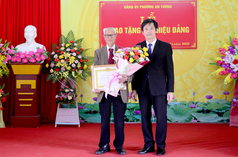 Trao tặng Huy hiệu Đảng đợt 7 11 cho các đảng viên