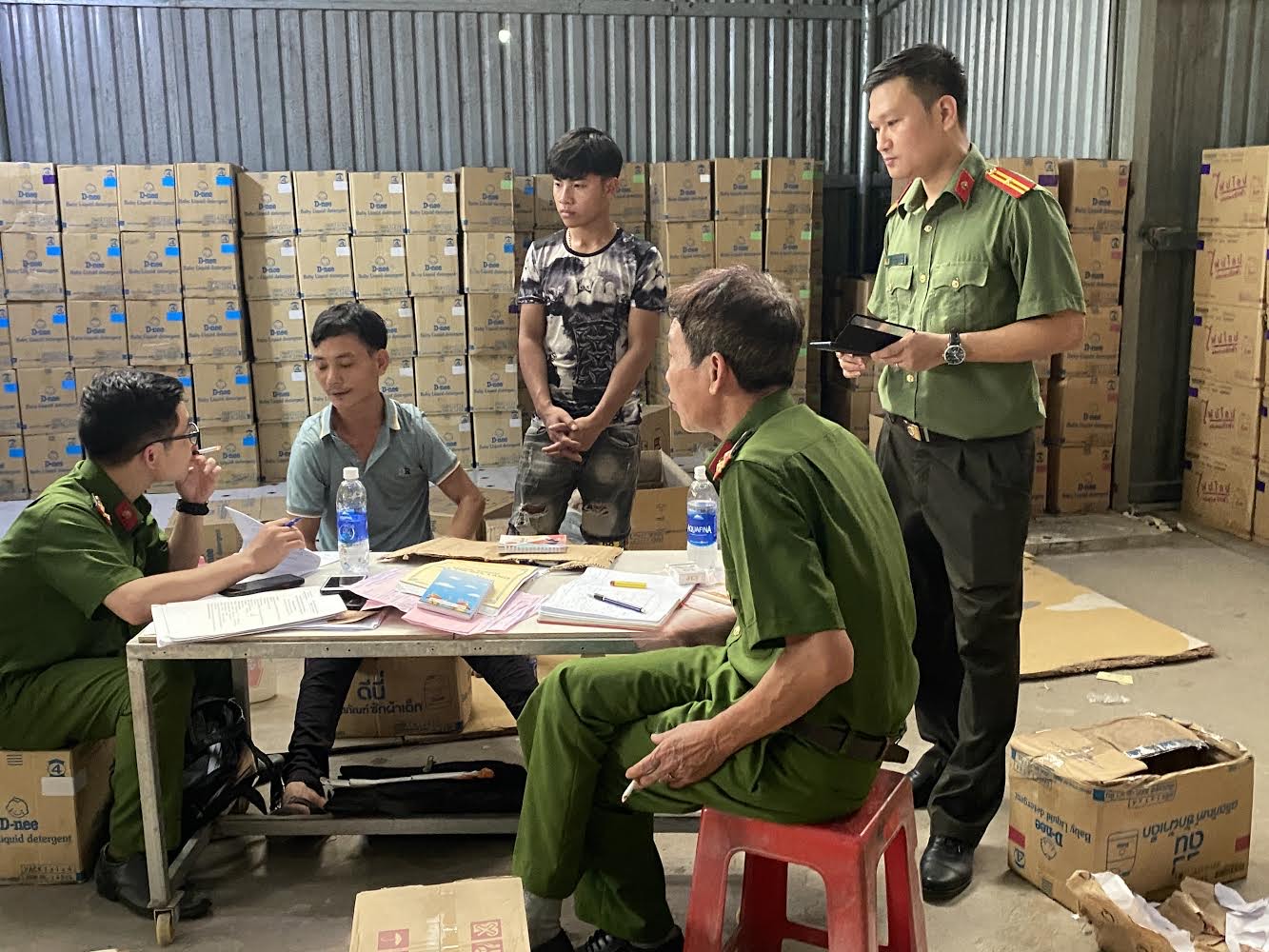 Bình Dương bắt quả tang cơ sở sản xuất hàng giả quy mô lớn