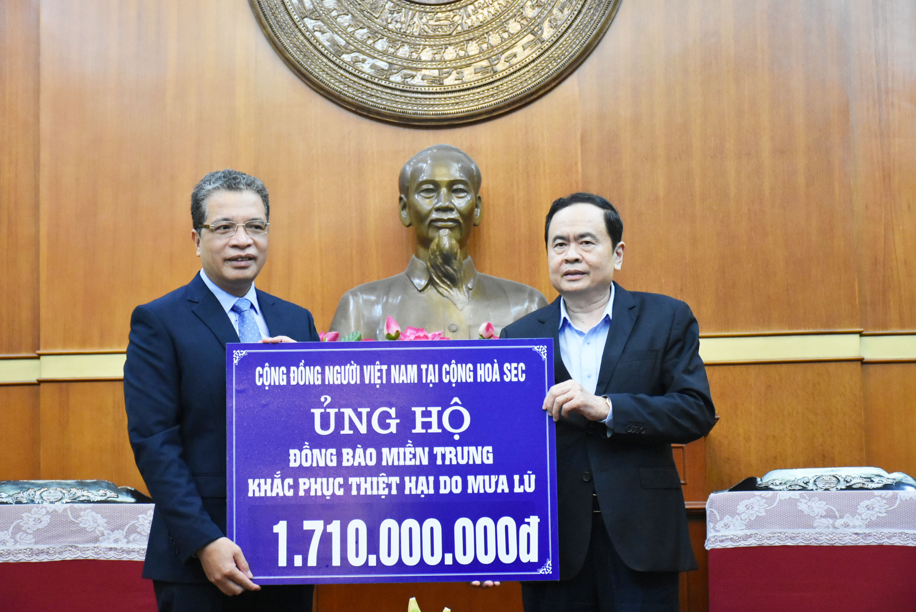 Đẩy mạnh công tác đối với người Việt Nam ở nước ngoài trong tình hình mới