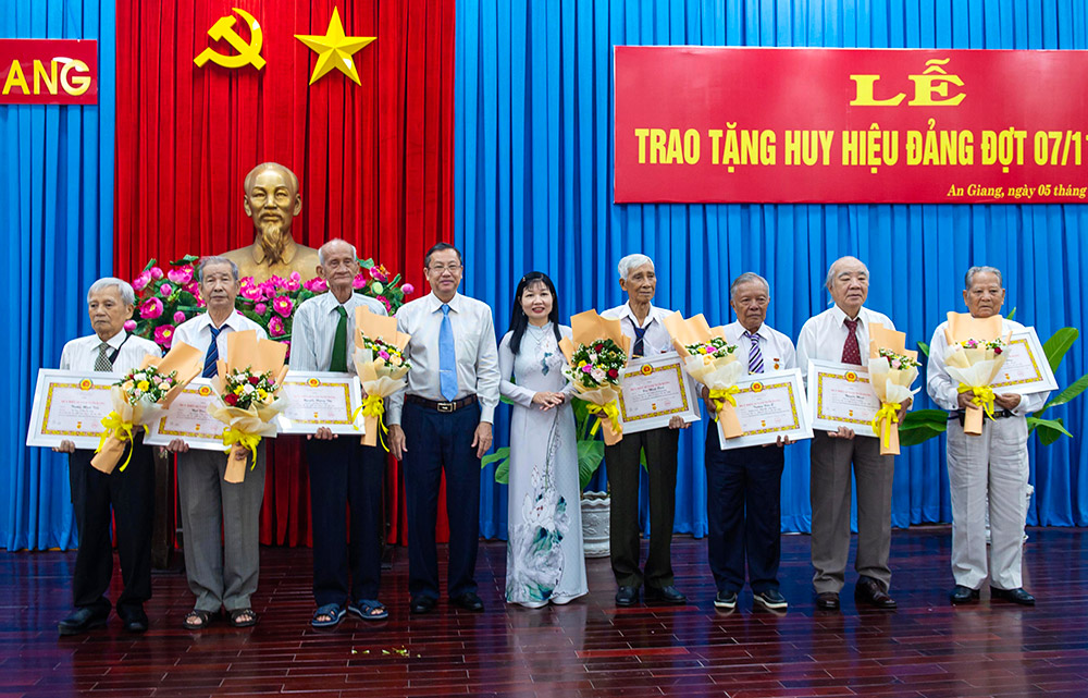 Trao huy hiệu Đảng cho 152 đảng viên tại An Giang