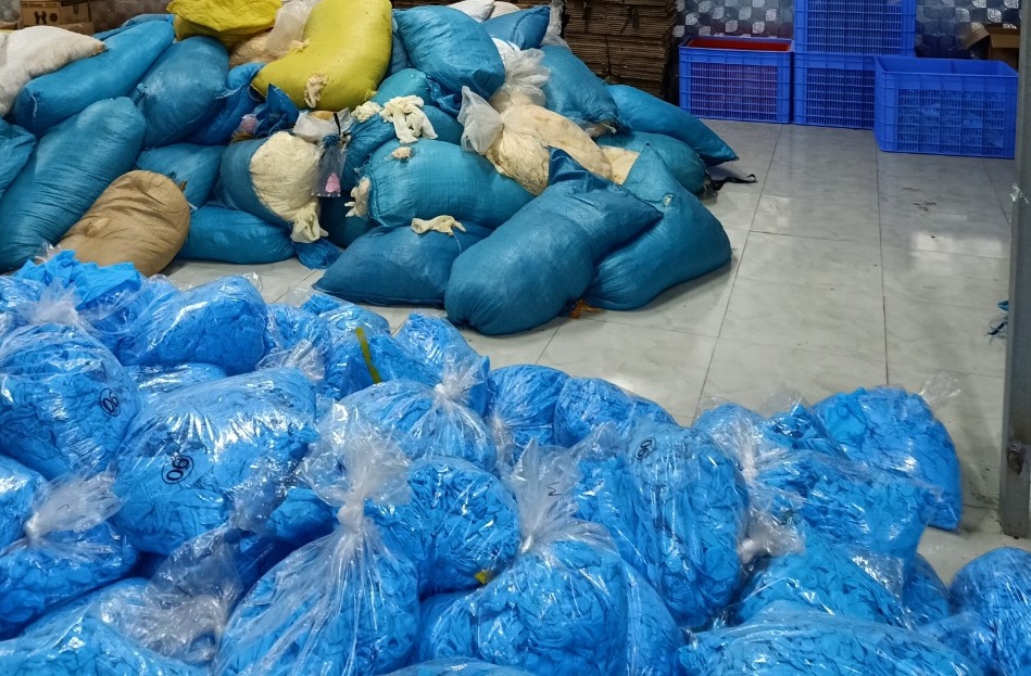Phát hiện kho chứa găng tay cao su không đảm bảo chất lượng